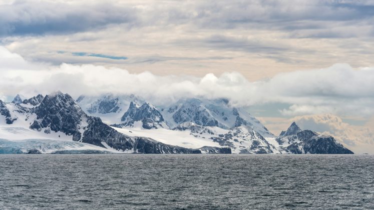 Debaixo das imensas geleiras da Antártida Oriental, uma cadeia de montanhas permanece escondida há milênios (Foto: Unsplash)