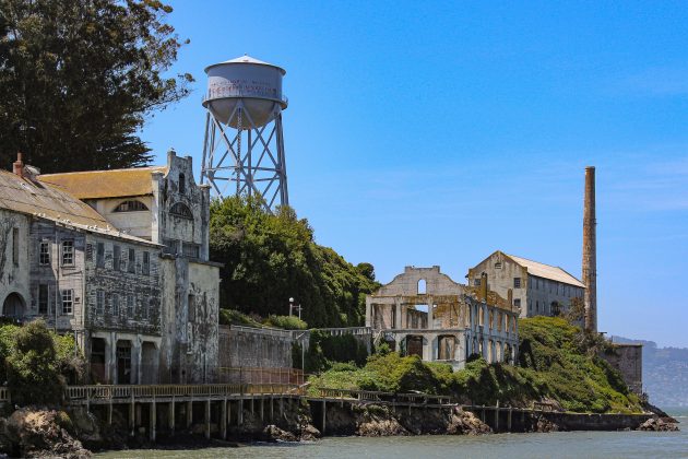 O ex-presidente Donald Trump reacendeu a polêmica sobre segurança pública nos Estados Unidos ao anunciar, neste domingo (4), que pretende reativar a antiga prisão de Alcatraz, desativada há mais de seis décadas (Foto: Unsplash)