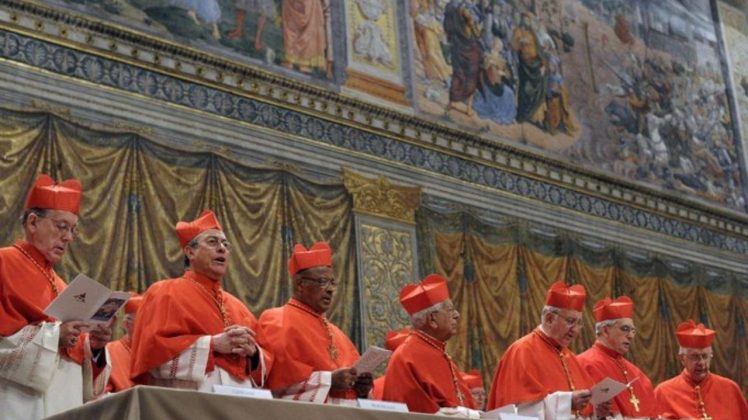 A última celebração foi presidida pelo cardeal francês Dominique Mamberti, protodiácono do Colégio Cardinalício (Foto: X)