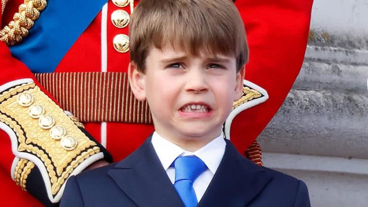 Durante a cerimônia oficial que marcou os 80 anos do fim da Segunda Guerra Mundial, nesta segunda-feira (5), em Londres, o príncipe Louis, de apenas 7 anos, atraiu os olhares do público e da mídia com sua espontaneidade (Foto: X)