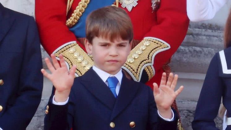 Enquanto os veteranos eram homenageados com uma parada militar, Louis surgia inquieto ao lado dos irmãos, George e Charlotte (Foto: X)