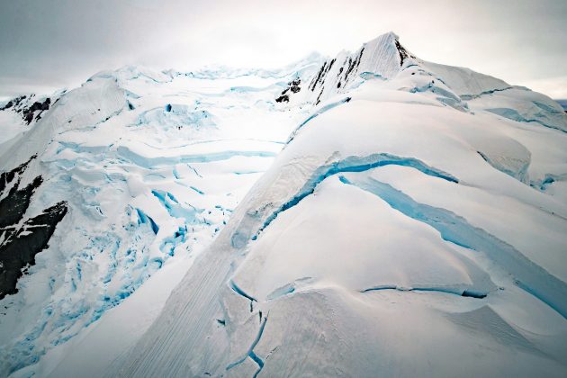 As Montanhas Gamburtsev, soterradas por quilômetros de gelo, desafiam o olhar humano e continuam a intrigar cientistas ao redor do mundo desde que foram detectadas por uma expedição soviética em 1958 (Foto: Unsplash)