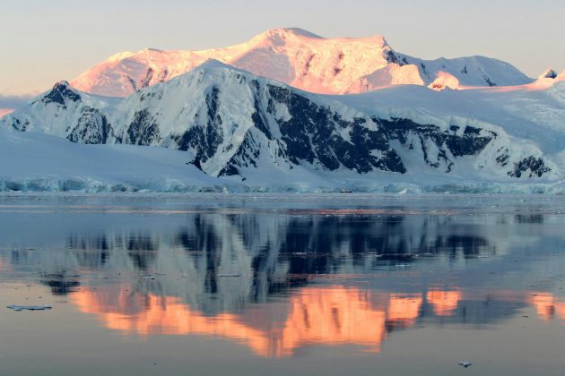 O que torna esse sistema ainda mais surpreendente é sua localização em uma das regiões geologicamente mais estáveis do planeta — o que, em tese, dificultaria o surgimento de grandes cadeias montanhosas em tempos geológicos recentes (Foto: X)