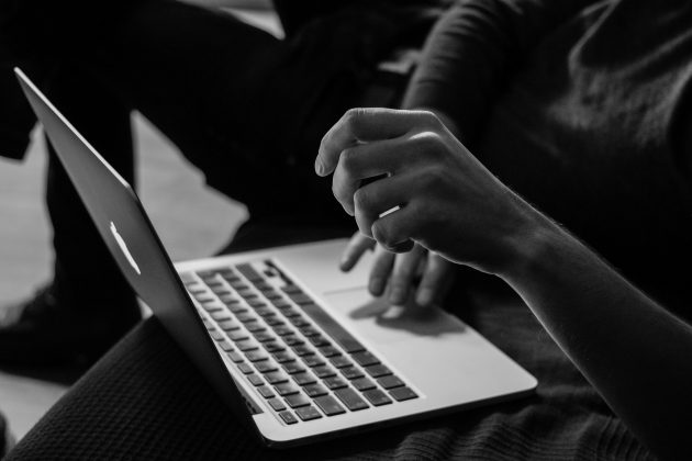Uma pesquisa realizada em abril pelo Porto Digital, em parceria com a Offerwise, revelou que nove em cada dez brasileiros com acesso à internet acreditam que adolescentes não contam com o suporte emocional necessário para enfrentar os impactos do ambiente digital (Foto: Unsplash)