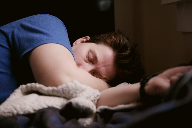 Pesquisadores da Universidade da Califórnia identificaram uma nova mutação associada ao chamado "sono naturalmente curto", uma característica presente em indivíduos que, apesar de dormirem menos que a média recomendada de sete a nove horas, mantêm o desempenho físico e cognitivo preservado (Foto: Unsplash)