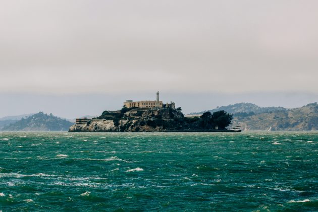 Entre 1934 e 1963, abrigou criminosos famosos, como Al Capone. Sua fama de prisão inescapável rendeu diversas histórias — e também filmes — sobre as tentativas frustradas de fuga (Foto: Unsplash)