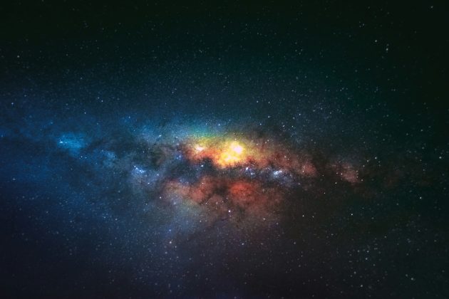 Os cientistas Heino Falcke, Michael Wondrak e Walter van Suijlekom chegaram a esse novo prazo ao investigar a chamada radiação Hawking, fenômeno teorizado por Stephen Hawking nos anos 1970 (Foto: Unsplash)