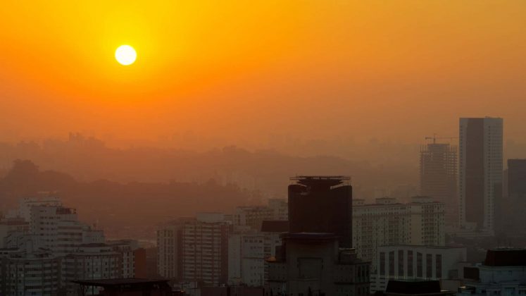 Portanto, embora o céu colorido chame atenção pela beleza, ele também pode funcionar como um alerta visual sobre a qualidade do ar e os impactos ambientais das nossas ações (Foto: Unsplash)