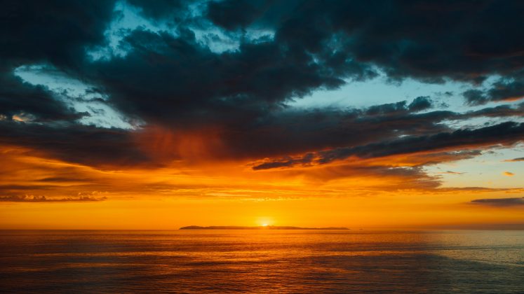 Em grandes cidades, onde o tráfego intenso e as atividades industriais já produzem elevados níveis de poluição, o efeito é ainda mais visível — e prejudicial (Foto: Unsplash)
