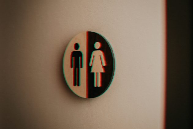 O Departamento de Saúde divulgou um relatório extenso, com mais de 400 páginas, colocando em xeque a segurança de tratamentos hormonais e cirúrgicos voltados a adolescentes transgêneros (Foto; Usnplash)