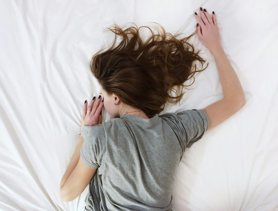“Essas pessoas parecem ter um organismo que realiza os processos restauradores do sono de forma mais eficaz”, afirmou a neurocientista Ying-Hui Fu, coautora do estudo, em entrevista à revista Nature (Foto: Unsplash)
