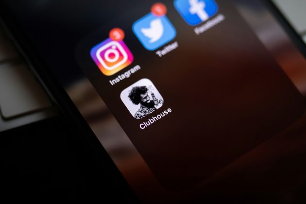 . No grupo entre 13 e 17 anos, os pais tendem a adotar uma postura mais permissiva, ainda que sigam acompanhando de forma esporádica (Foto: Unsplash)