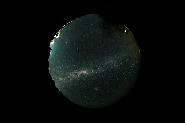 Ao girarem, essas estruturas criam campos magnéticos que imitam, de forma simplificada, os efeitos gravitacionais exercidos por buracos negros sobre partículas ao seu redor (Foto: Unsplash)